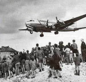 Luftbrücke - Ein sogenannter Rosinenbomber im Anflug auf Berlin - Aufnahme: USAF = Public Domain